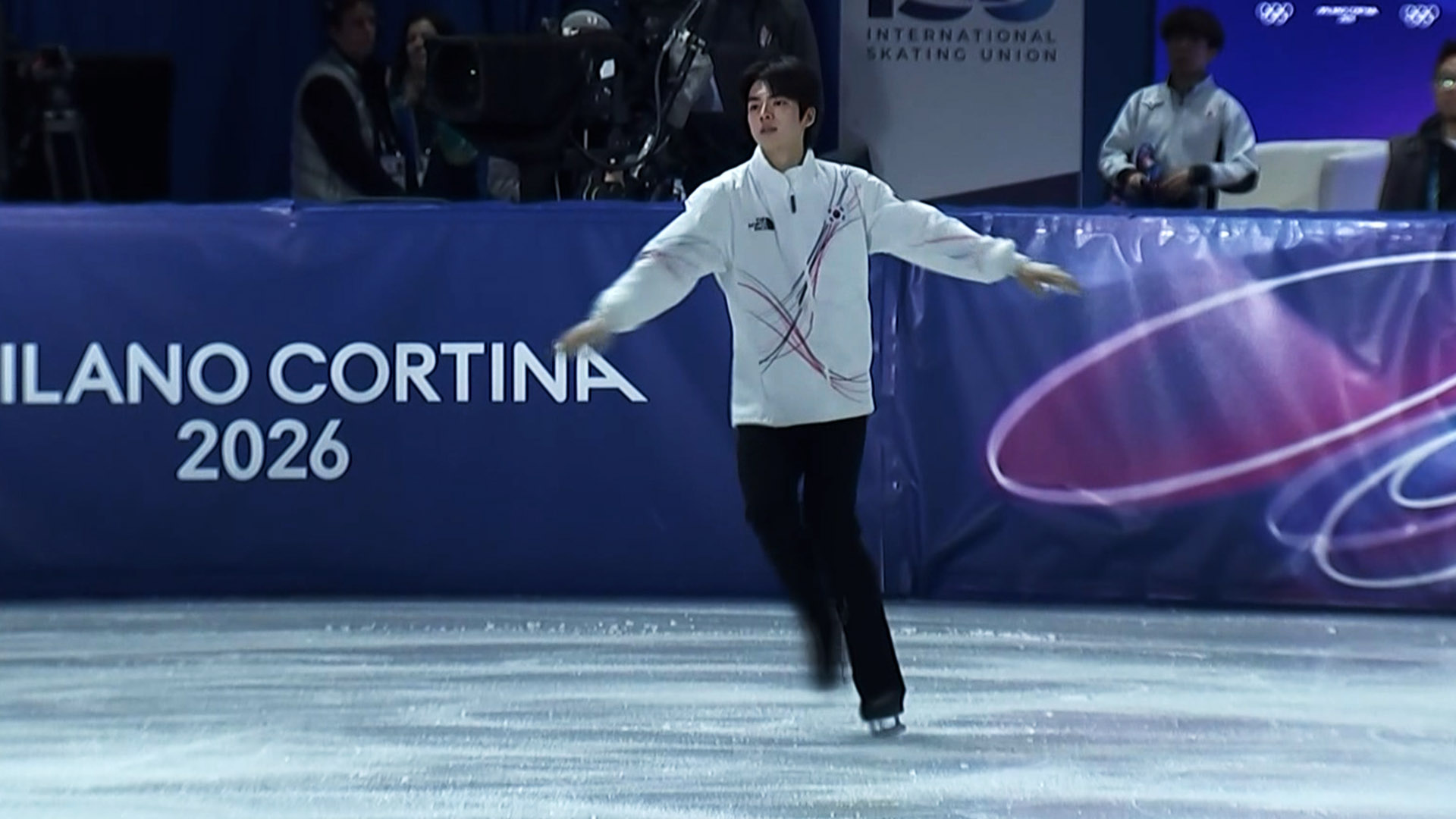 '가벼운 몸놀림' 경기 전 몸을 데우는 차준환