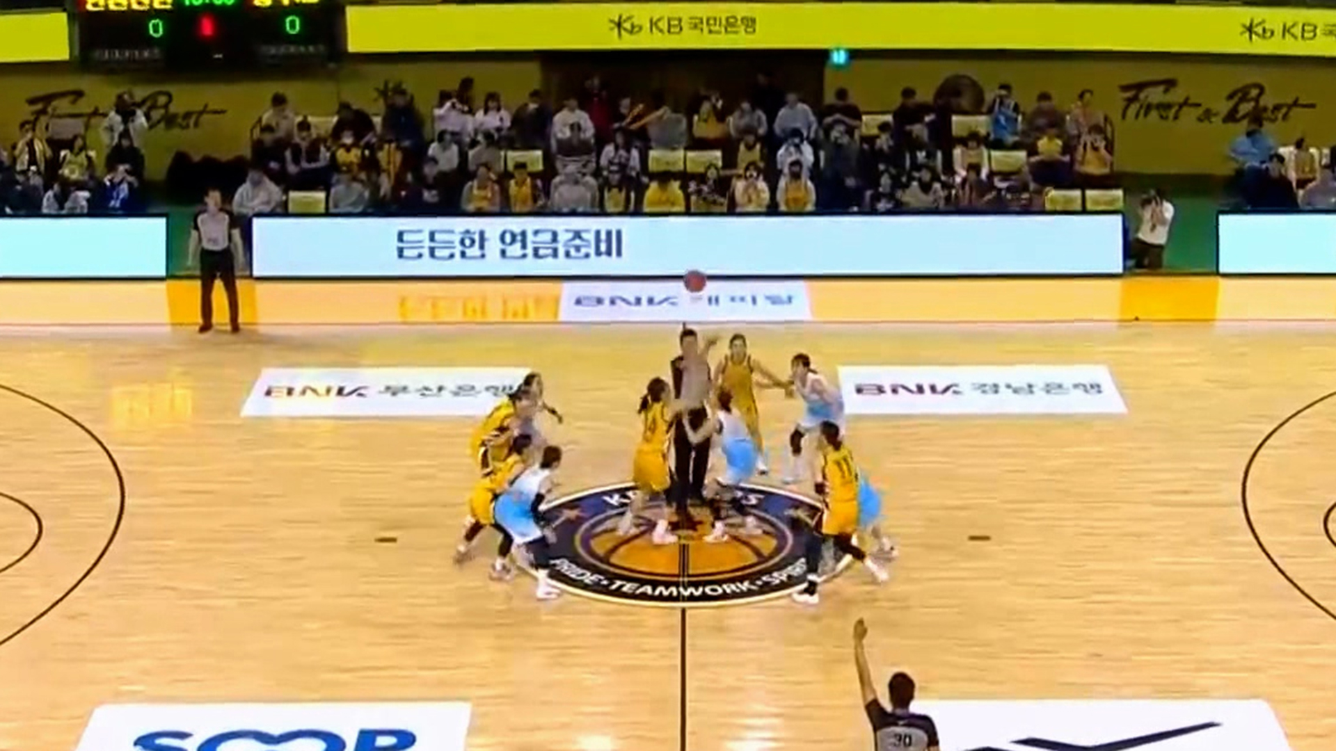 '난타전' KB스타즈 꺾고 연패 탈출하는 신한은행