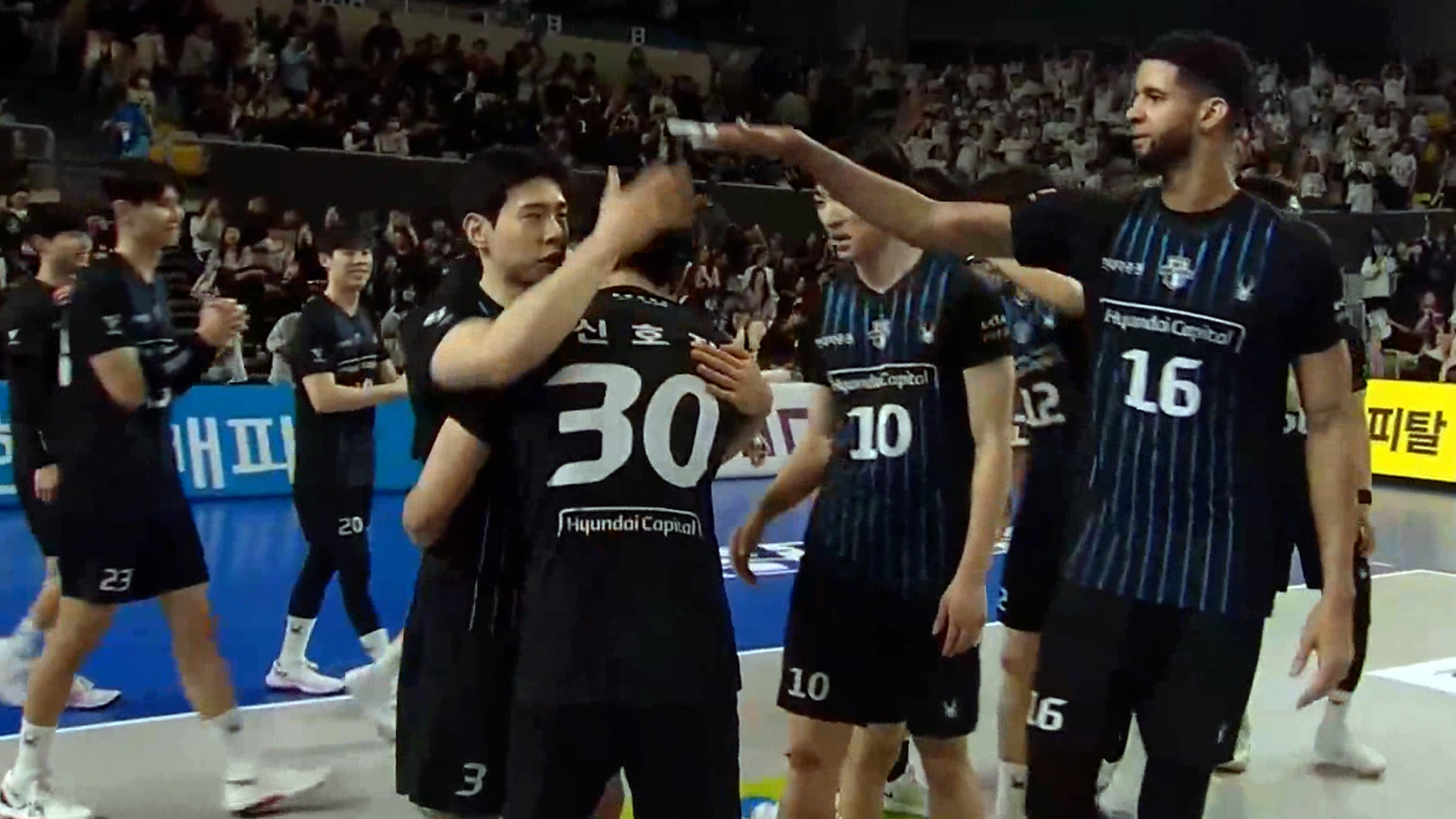 '1·2위 맞대결' 대한항공 꺾으며 1위 수성하는 현대캐피탈