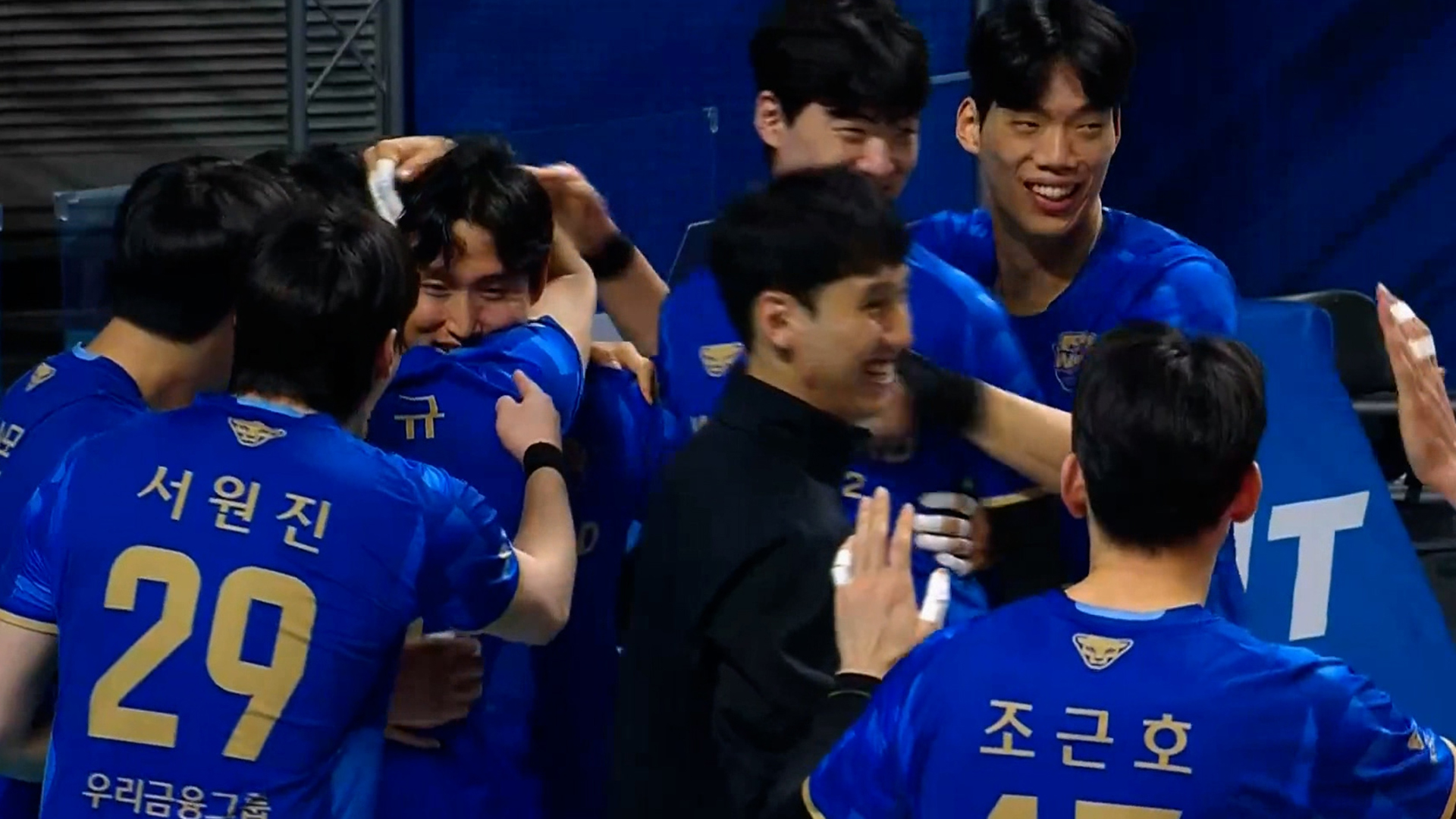 '완전히 달라졌다' OK저축은행 상대로 셧아웃 승리하는 우리카드