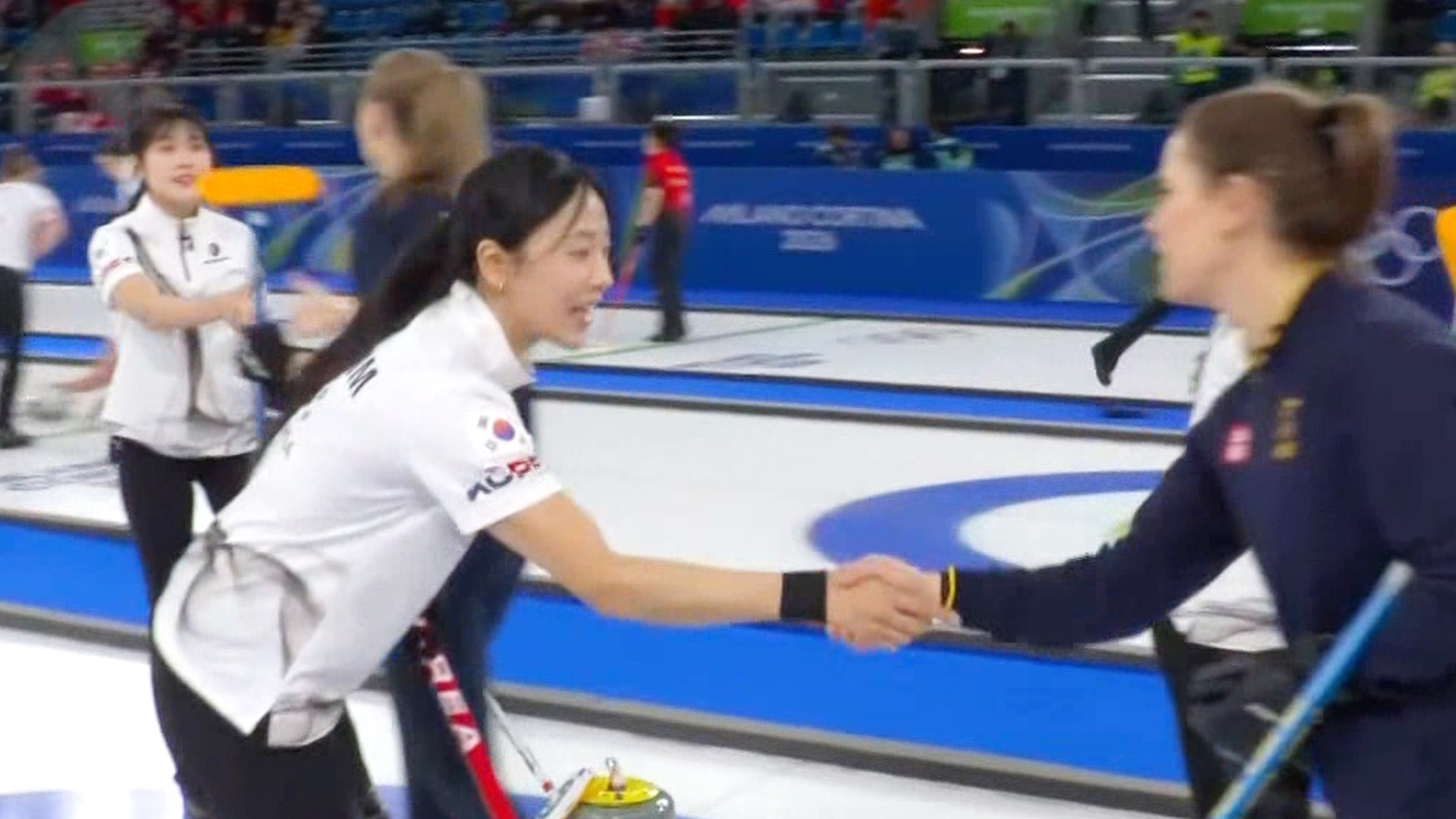 '이미 벌어진 점수 차' 1점 스틸했지만 악수를 청하는 스웨덴