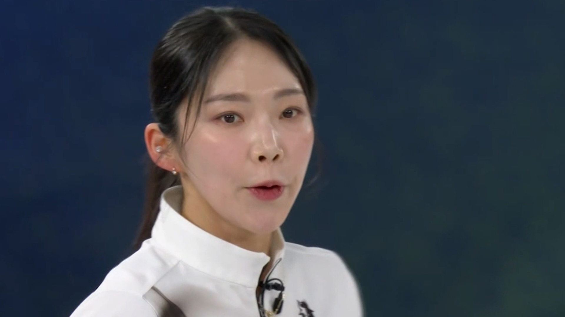 상대 가드를 이용해 스톤 2개를 밀어내는 김수지