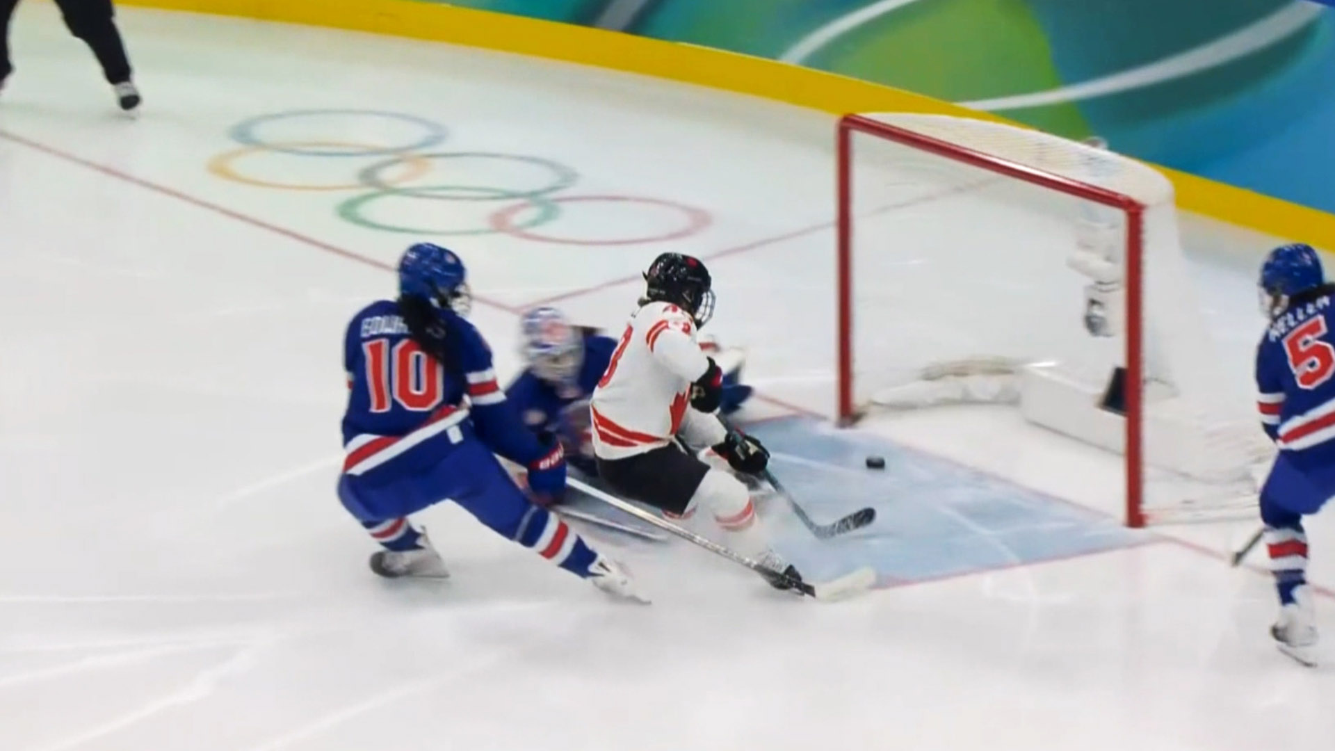 '드디어 선제골!' 2피리어드에 먼저 골을 넣는 캐나다