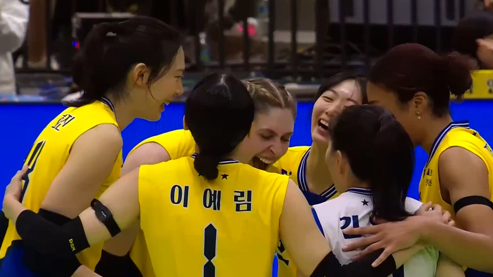 '4연승 행진' 높은 블로킹 앞세워 IBK 잡아낸 현대건설