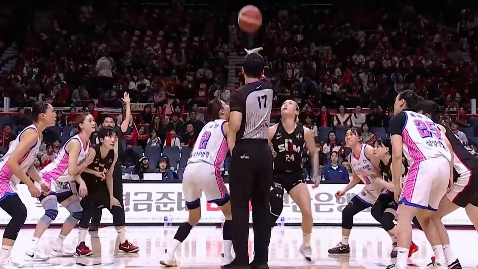 '치열한 3위 싸움' 연장 접전 끝에 승리하는 삼성생명