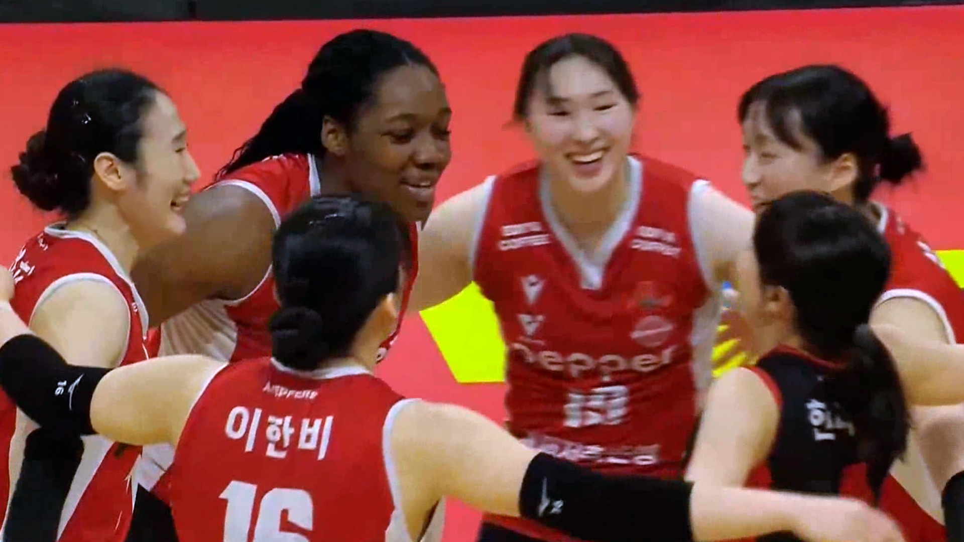 '4세트 제압' 흥국생명 격파하며 승점 3점을 가져오는 페퍼저축은행