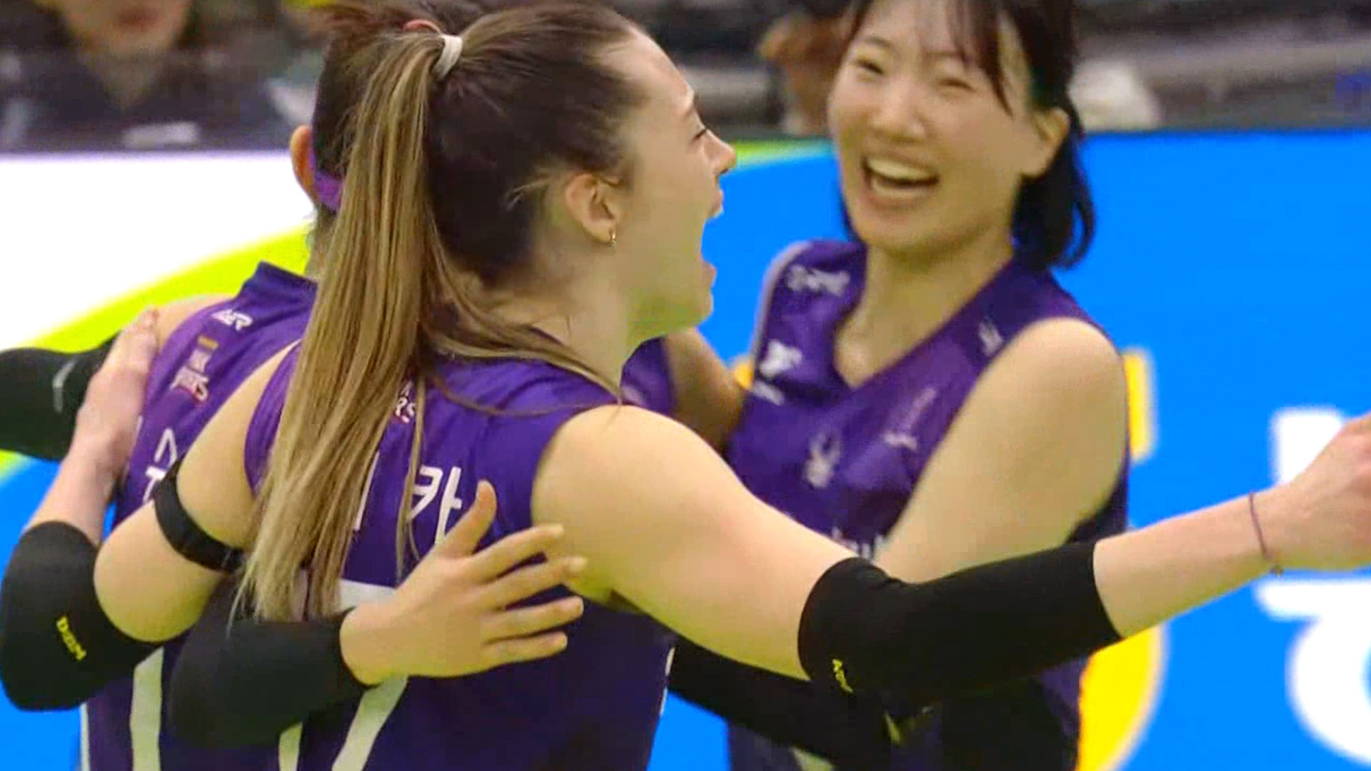 '3연패 탈출!' 흥국생명, 현대건설 상대로 극적인 대역전승!