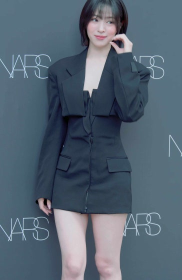 있지 류진, 눈길 끄는 각선미와 핑크 구두
