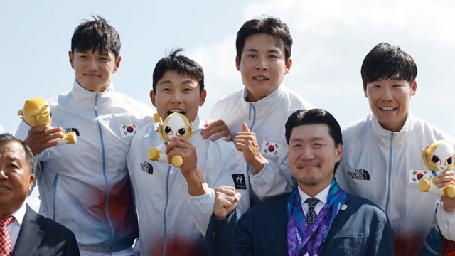 0.255초 차 극적 우승...남자 카약 4인승 500m 금메달