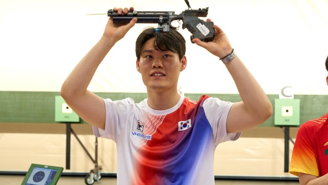사격 홍수현, 남자 10m 공기권총 4위...메달 불발 [AG 영상]