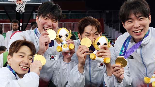 韓 3대3 농구, 사상 첫 금...카누 조광희·김효빈, 한국 첫 '눈물의 2관왕'