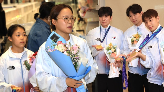 '금빛 영광' 국가대표 귀국..."다시 처음부터"