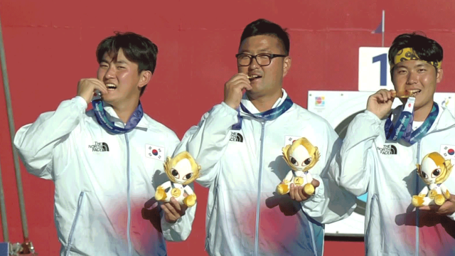 ‘명궁 삼총사’ AG 통산 10번째 남자 단체전 금메달...인도 반란 잠재웠다
